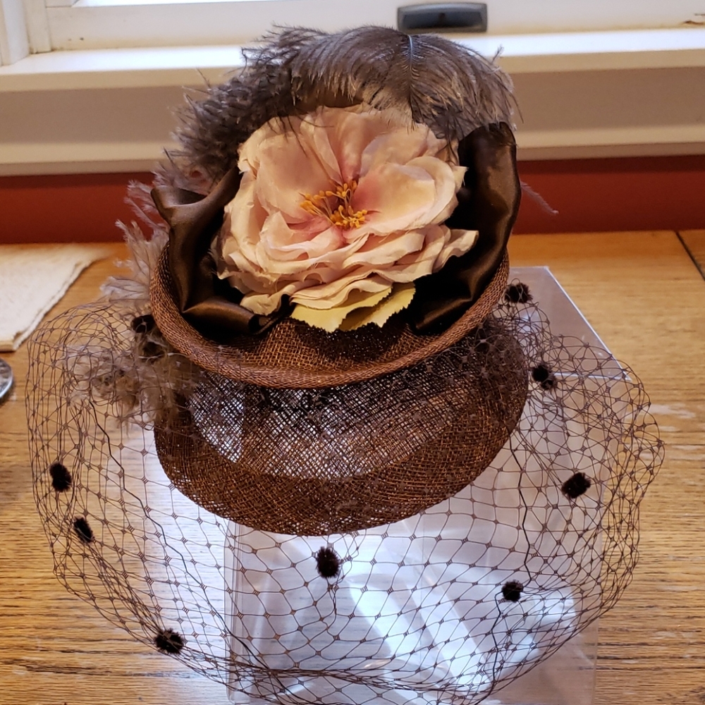 BEAUTIFUL FEATHER AND FLORAL FASCINATOR WITH VEIL